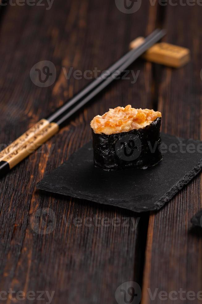gunkan maki sushi de poisson saumon, pétoncle, perche, anguille, crevette et caviar sur fond de table en bois en gros plan. menu de sushis. cuisine japonaise sushi set gunkans photo