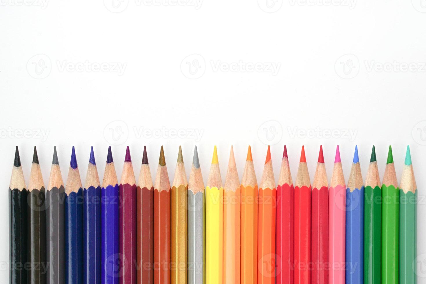 vue de dessus de crayons de couleur ou pastel sur fond blanc. concept d'apprentissage, d'étude et de présentation. photo