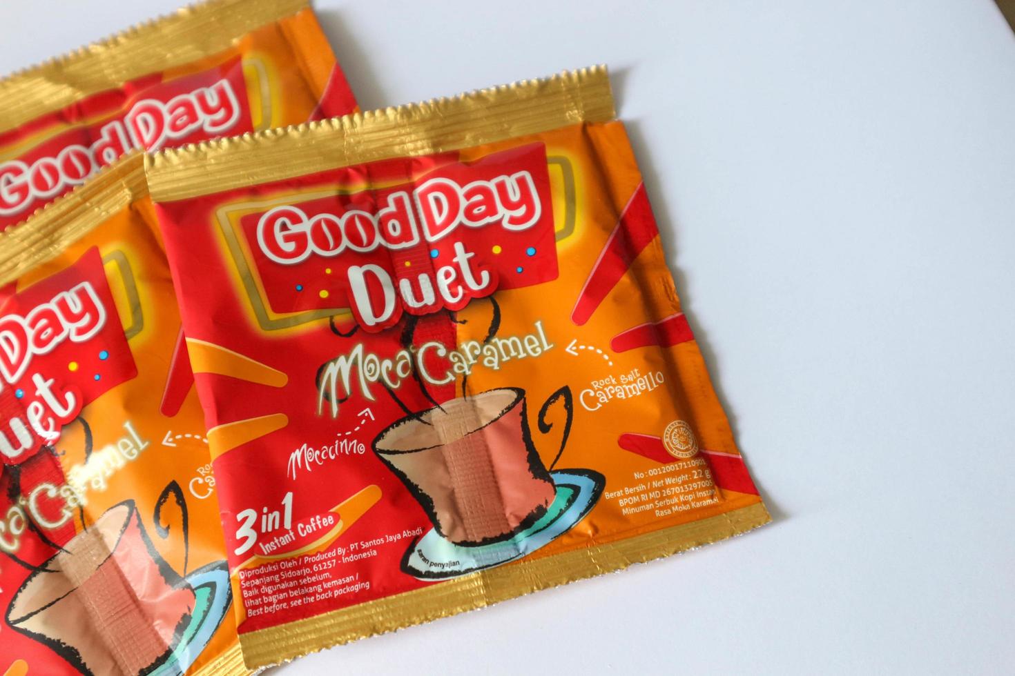 jakarta, indonésie en décembre 2022. oto isolé à partir de sachets de café, une nouvelle variante de bonne journée, bonne journée duo moca caramel. photo