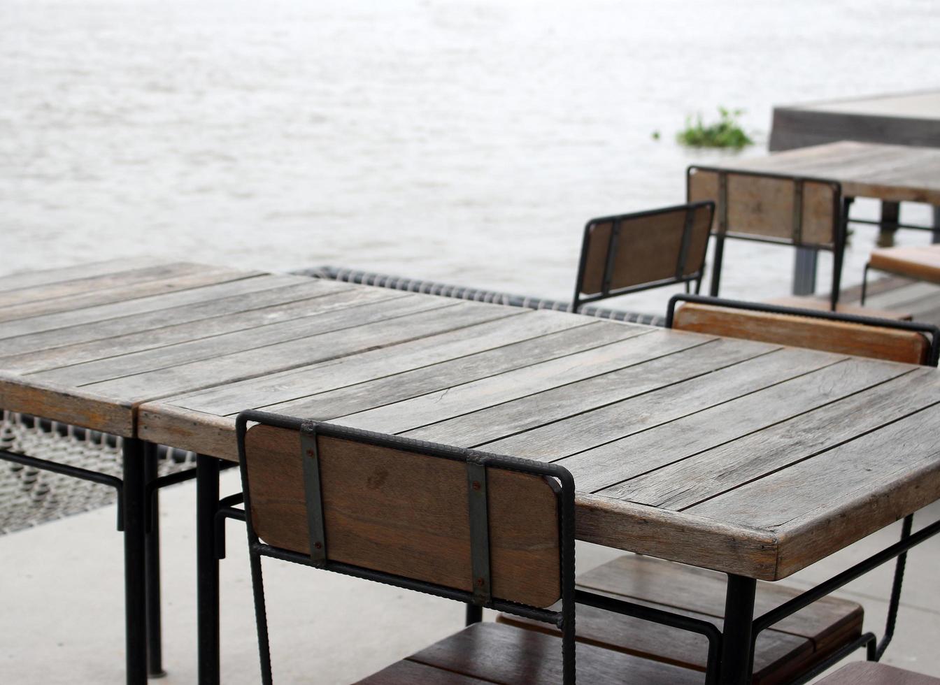 table et chaises d'extérieur photo