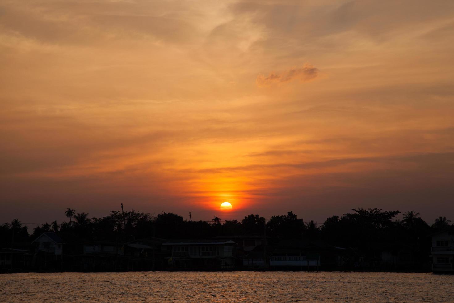 coucher de soleil sur la rivière photo