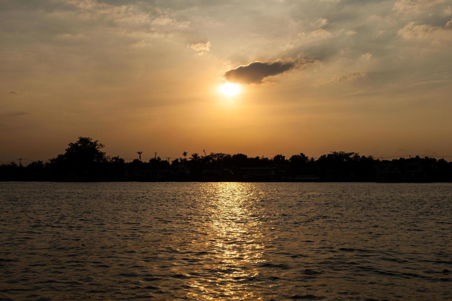 coucher de soleil sur la rivière photo