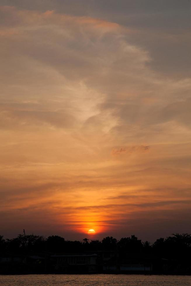 coucher de soleil sur la rivière photo