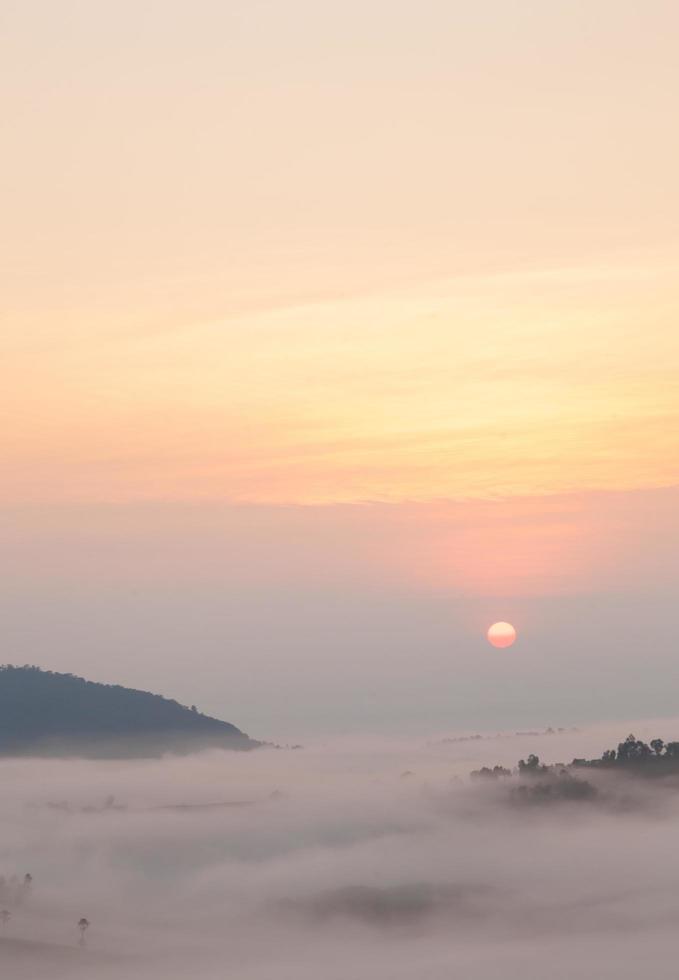 lever de soleil et montagnes couvertes de brume photo