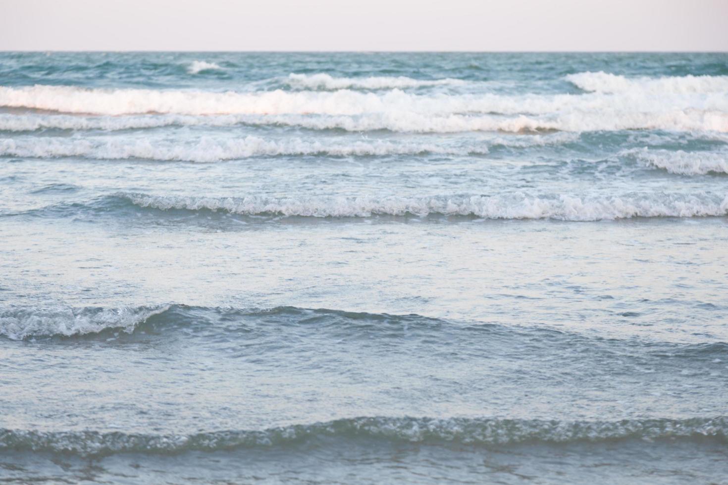 vagues de l'océan se brisant sur la plage photo