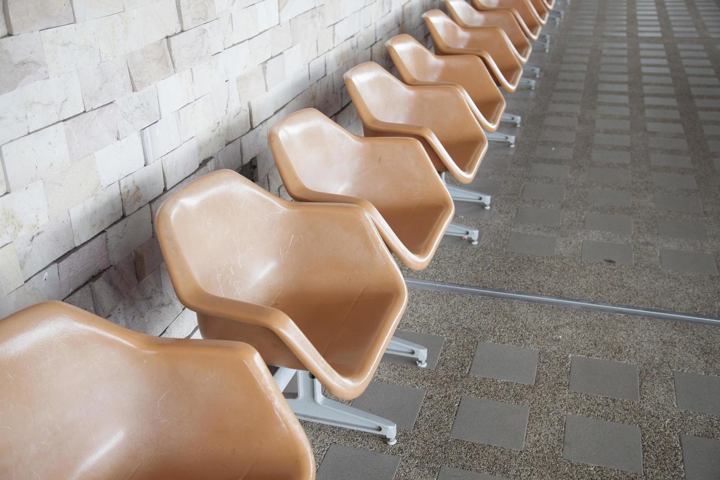 Chaises en plastique marron sur l'espace public photo