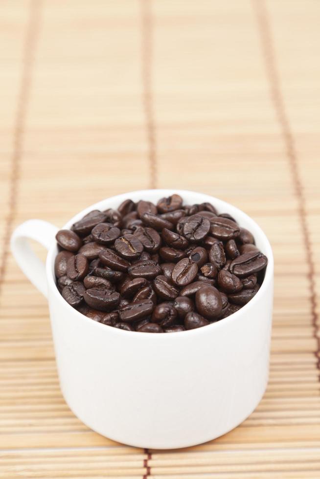 tasse de café en grains sur la table photo