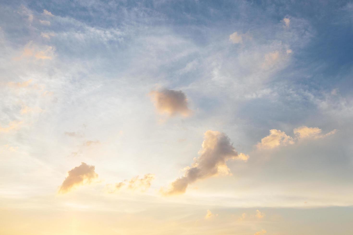 nuages et ciel au coucher du soleil photo