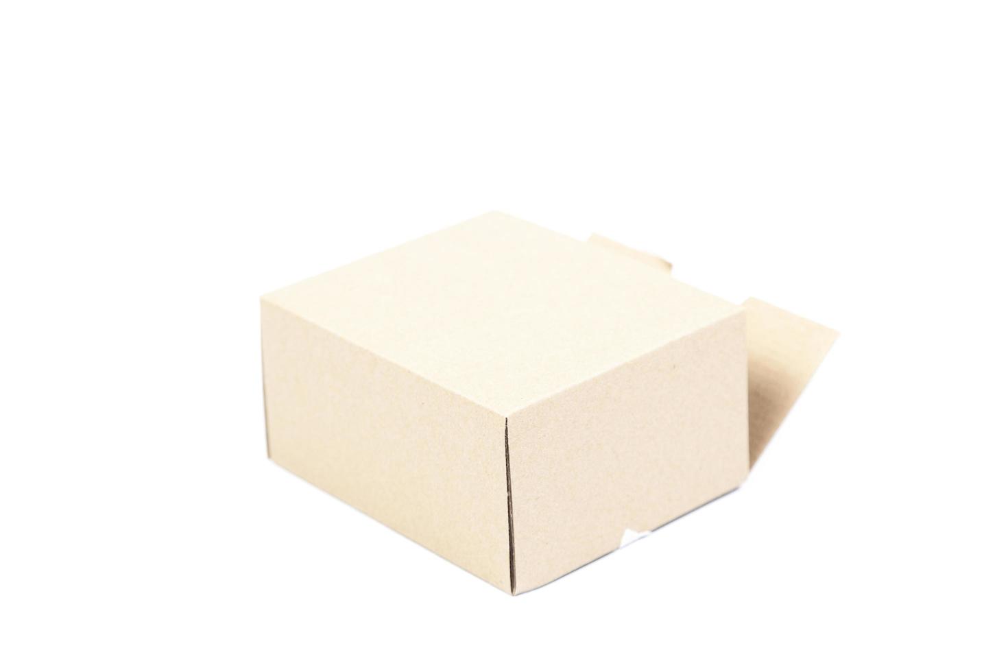 boîte de papier brun sur fond blanc photo