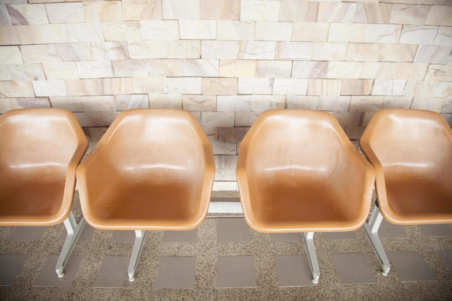 Chaises en plastique marron sur l'espace public photo