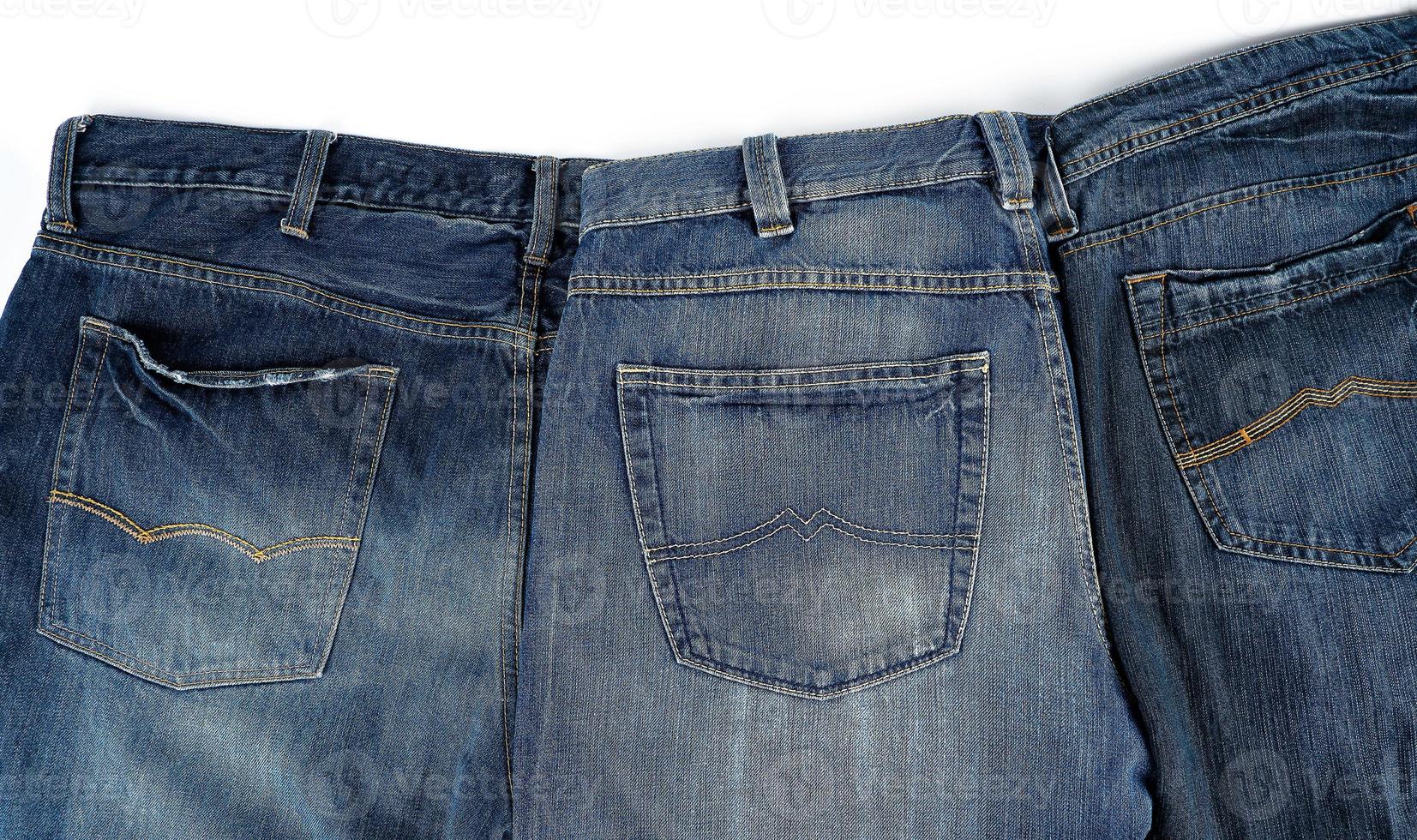 plusieurs jeans classiques bleus pliés en rang photo