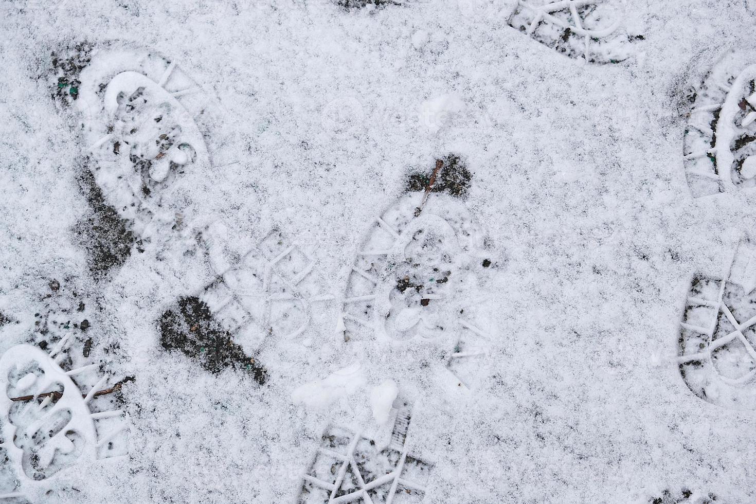 traces de chaussures sur la neige blanche, vue de dessus photo