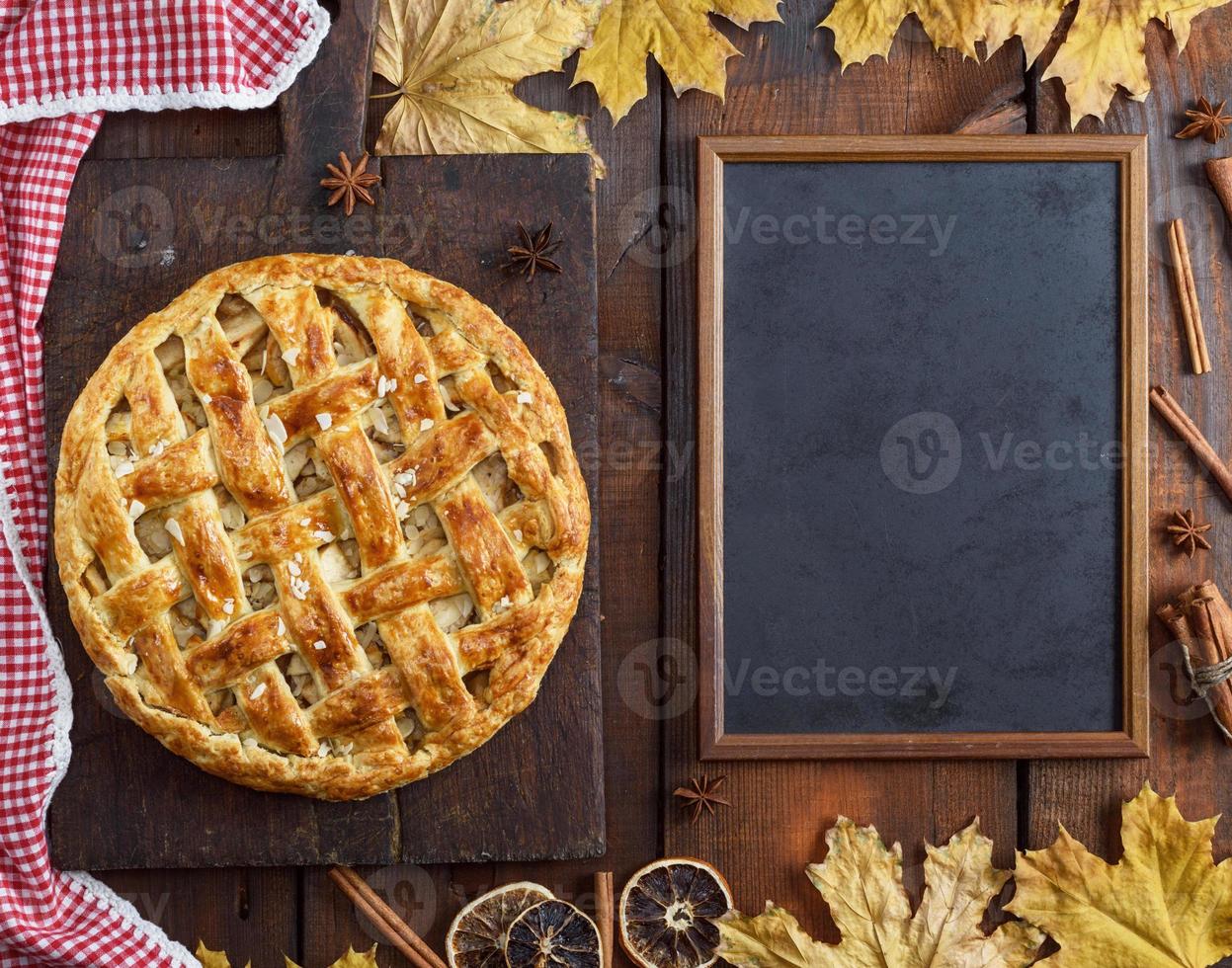 tableau de craie noire vide et gâteau aux fruits entiers cuit au four photo