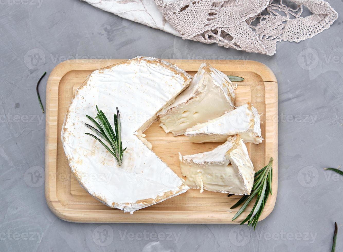 fromage brie rond sur une planche de bois photo