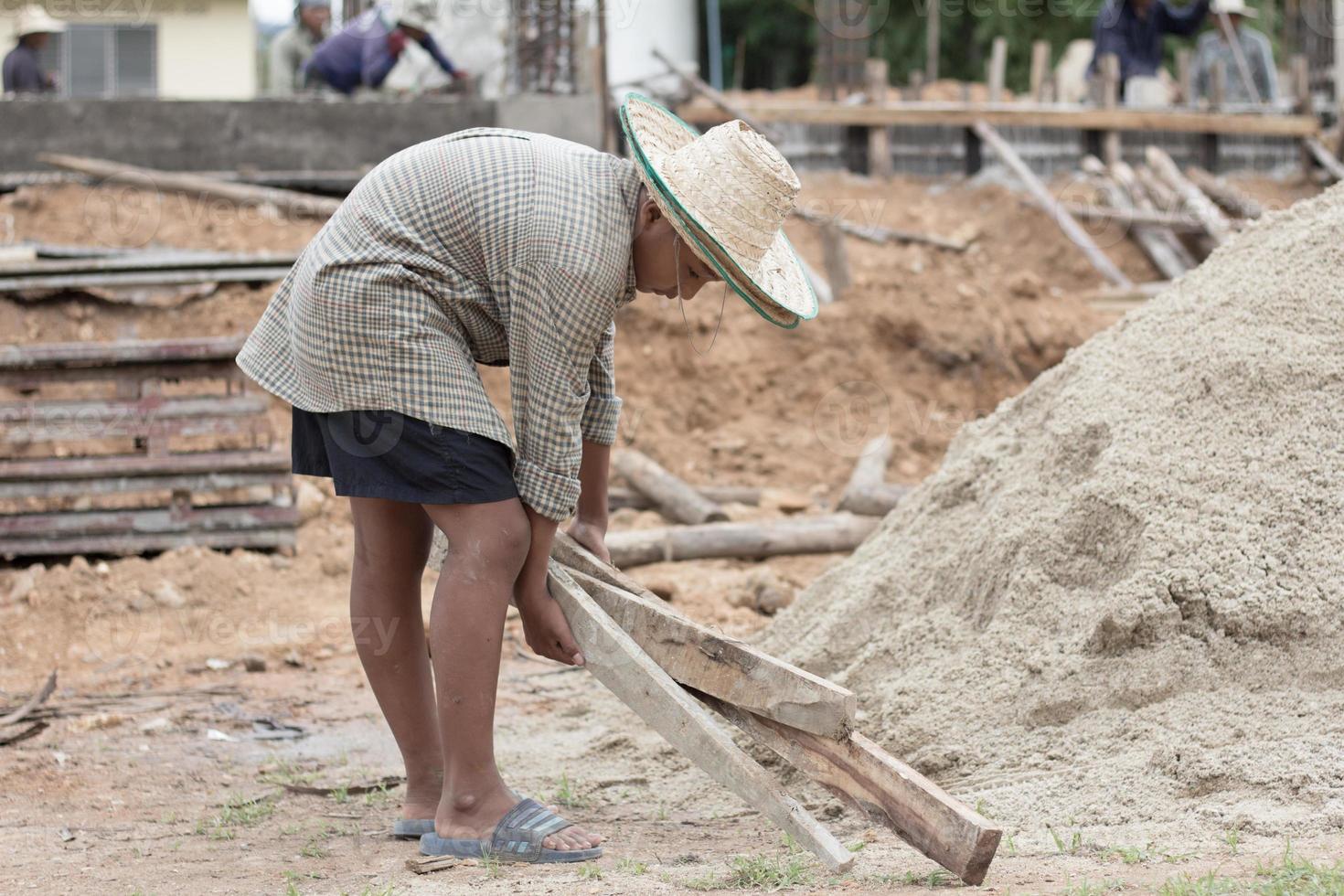 les enfants sont forcés de travailler dans la construction., enfants violents et concept de traite, lutte contre le travail des enfants, journée des droits le 10 décembre. photo