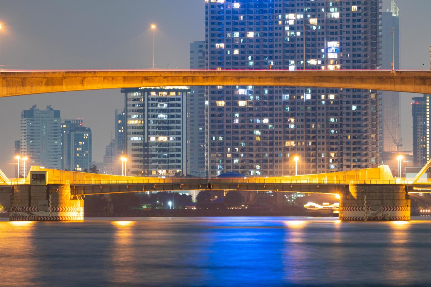 Pont sur la rivière dans la ville de Bangkok photo