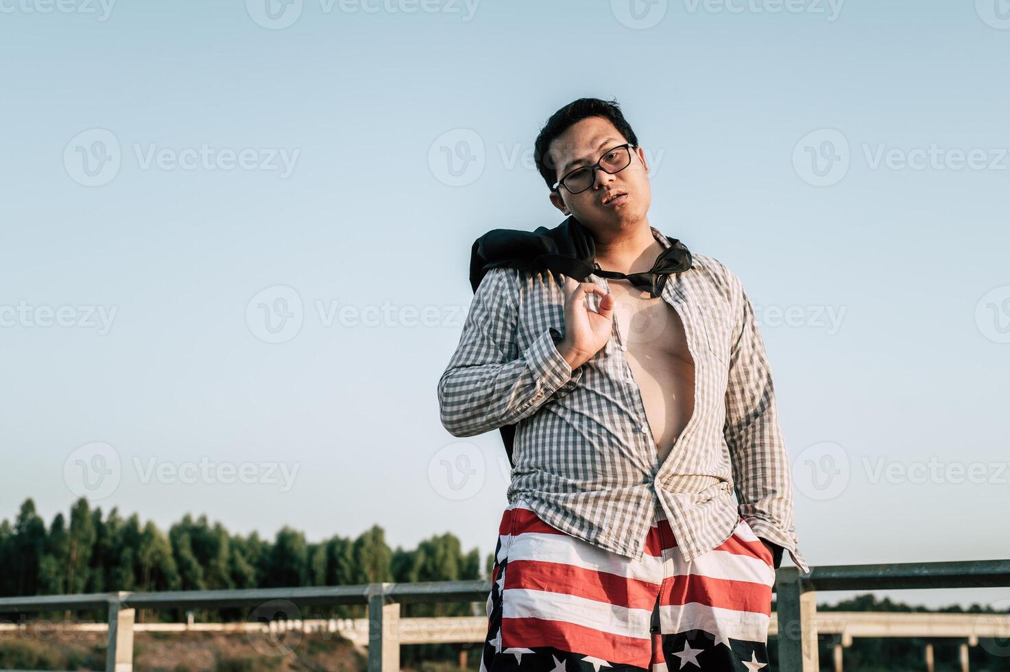 jeune homme d'affaires drôle dans une posture folle et drôle photo