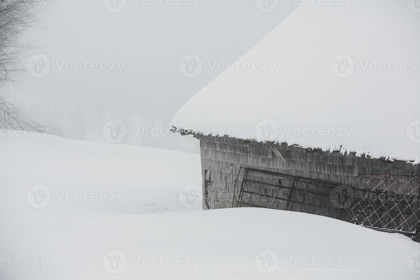 une chute de neige abondante dans les carpates roumaines dans le village de sirnea, brasov. vrai hiver avec de la neige dans le pays photo