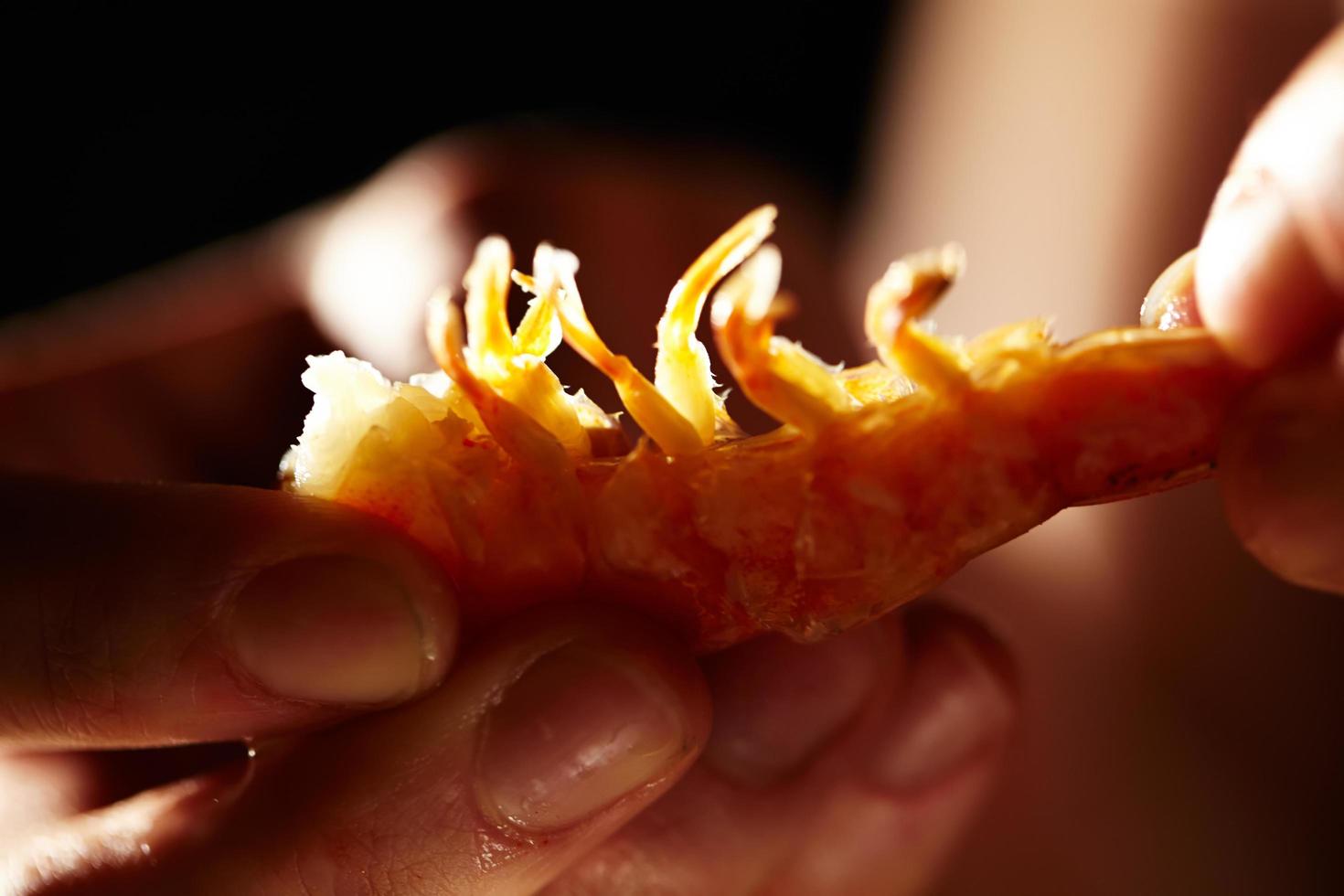 crevettes dans les mains photo