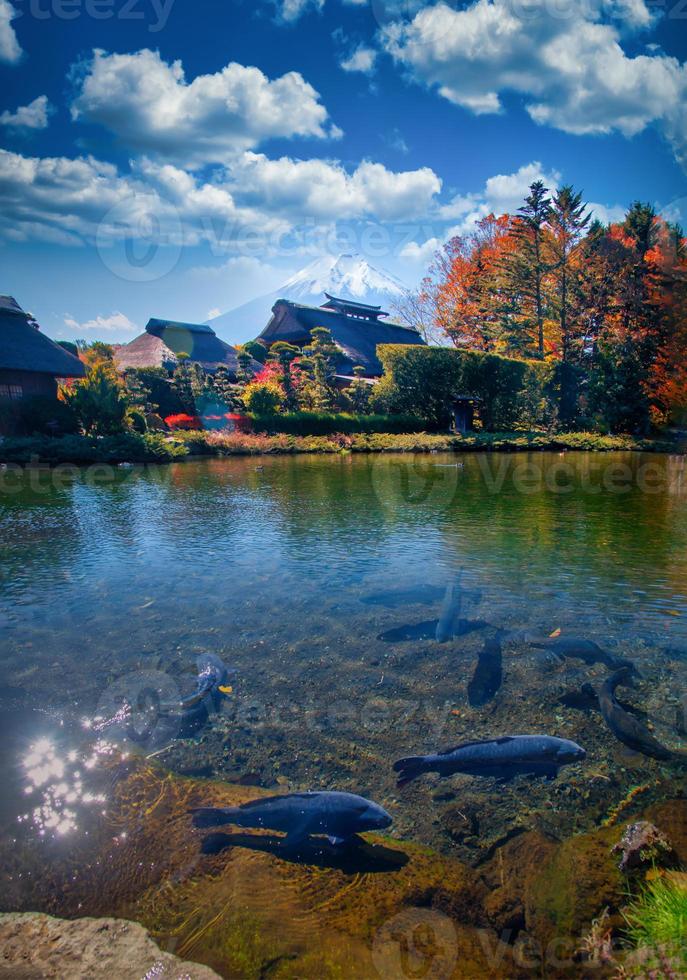 l'ancien village oshino hakkai avec le mont. fuji en automne dans le district de minamitsuru, préfecture de yamanashi, japon. photo