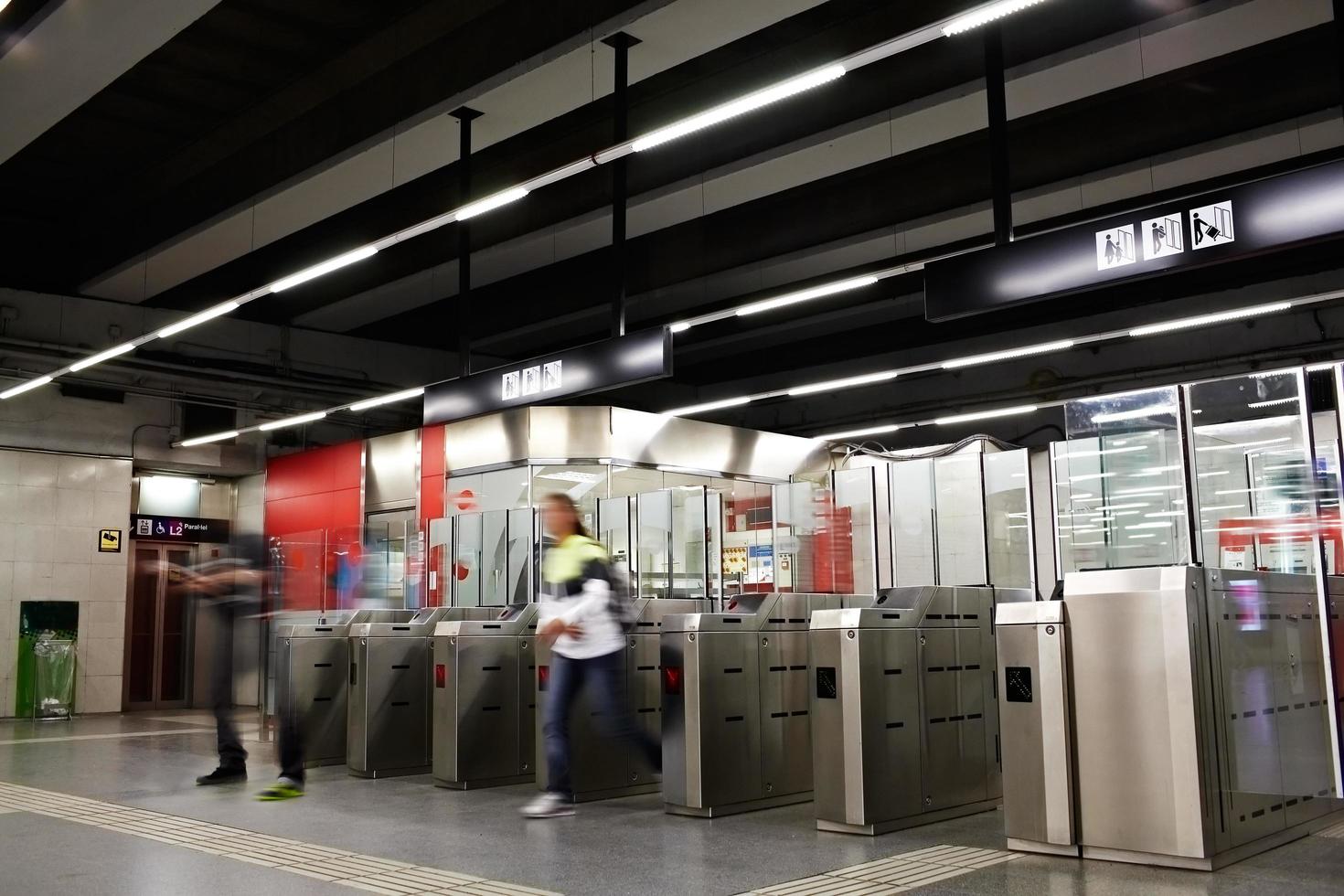 Barcelone, Espagne, 2020 - personnes dans le métro photo