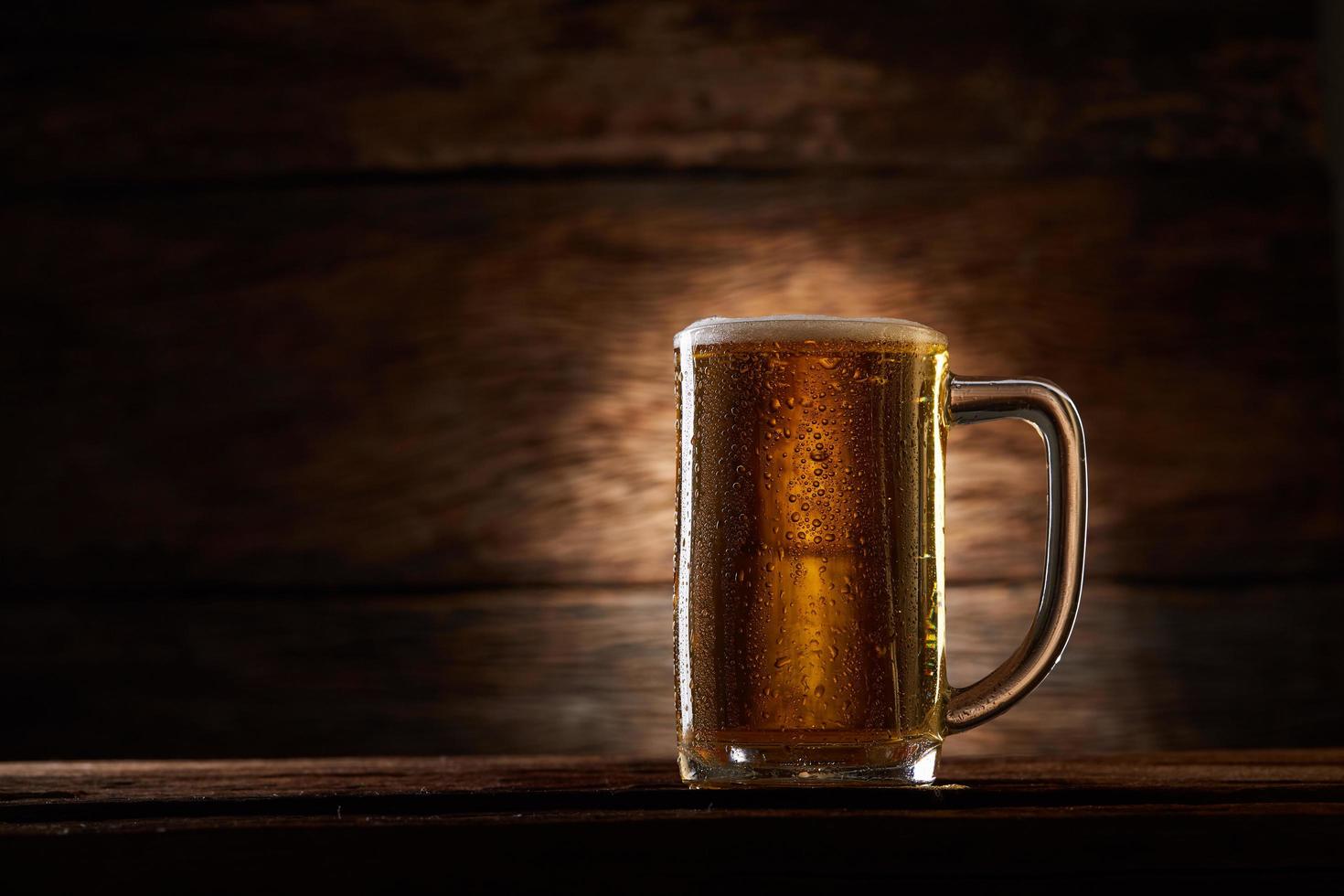 verre de bière sur bois photo