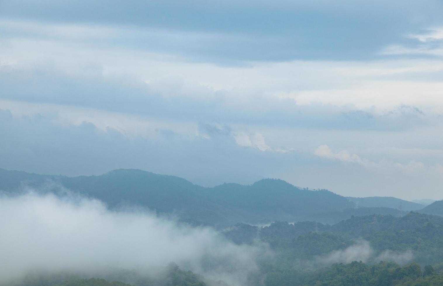 brouillard sur les montagnes photo