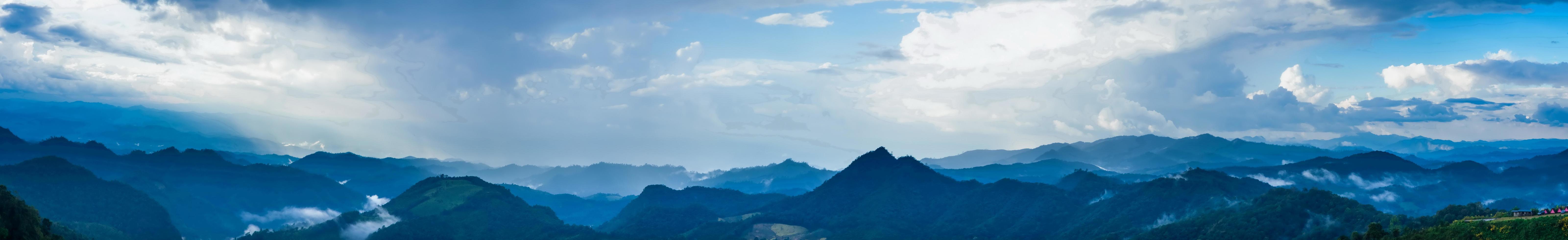 montagne, forêt et ciel photo