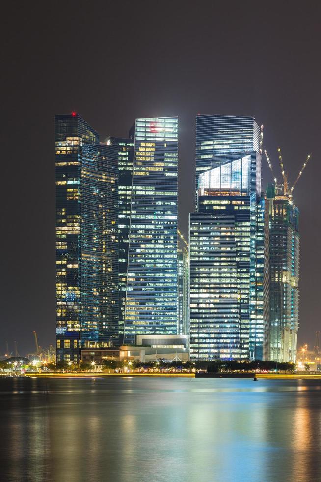 bâtiments de singapour la nuit photo