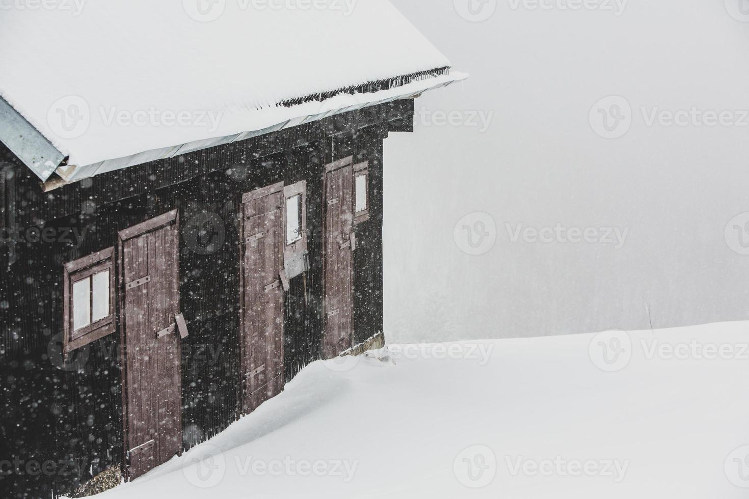 une chute de neige abondante dans les carpates roumaines dans le village de sirnea, brasov. vrai hiver avec de la neige dans le pays photo