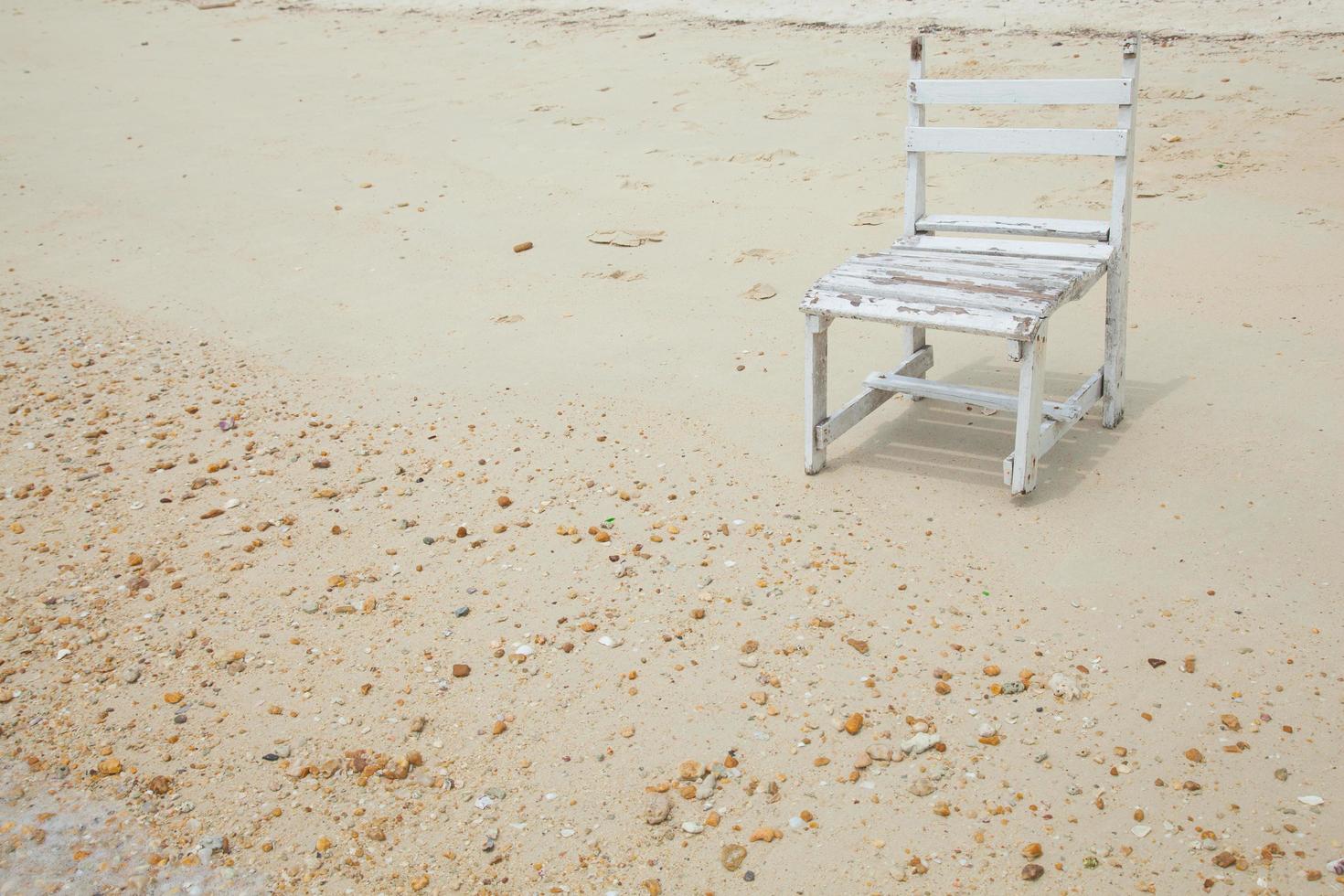 chaise en bois blanche à la mer photo