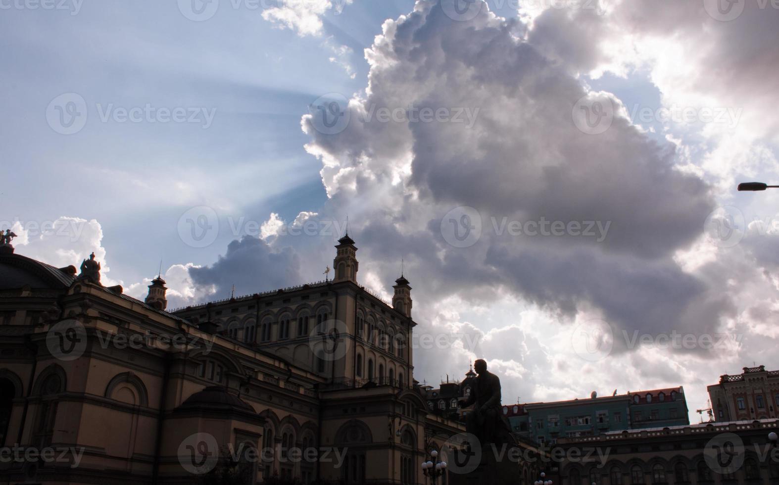 soleil brillant derrière les nuages au-dessus de l'opéra national ukrainien à kyiv photo du paysage urbain