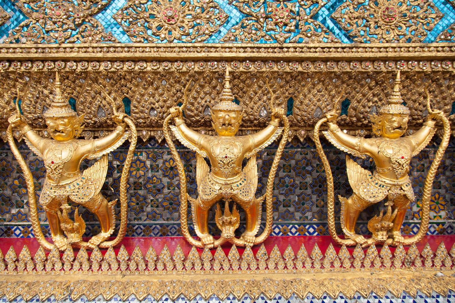 statues sur un temple en thaïlande photo