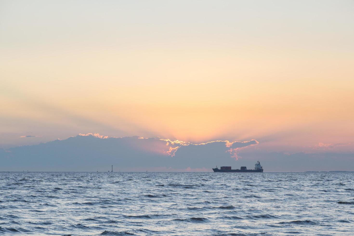 grand cargo sur la mer photo