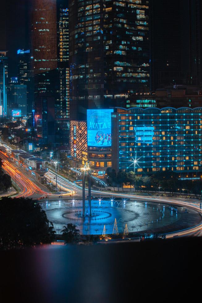 paysage urbain de nuit et feu de circulation de l'autoroute dans l'effet de mouvement d'obturation à vitesse lente et le bruit.jakarta, indonésie .janvier 9 2023 photo