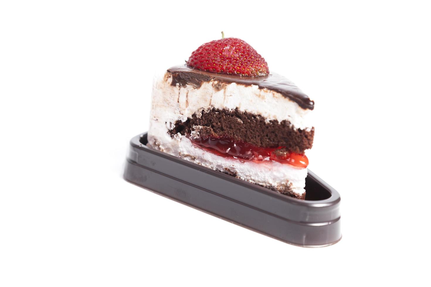 gâteau aux fraises sur fond blanc photo