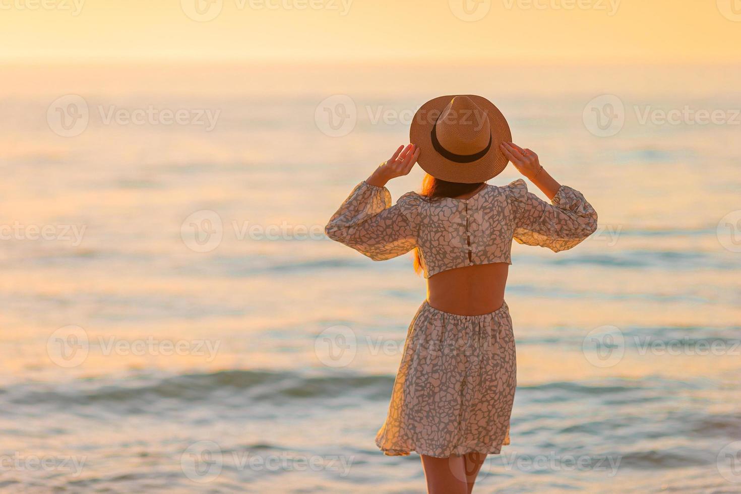 Fille Bouclée Dans Un Chapeau De Paille Se Reposant Au Coucher Du Soleil  D'été En Plein Air. Notion De Vacances. Banque D'Images et Photos Libres De  Droits. Image 184417896