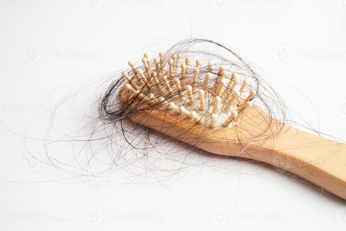 perte de cheveux chute avec brosse peigne isolé sur fond blanc. photo