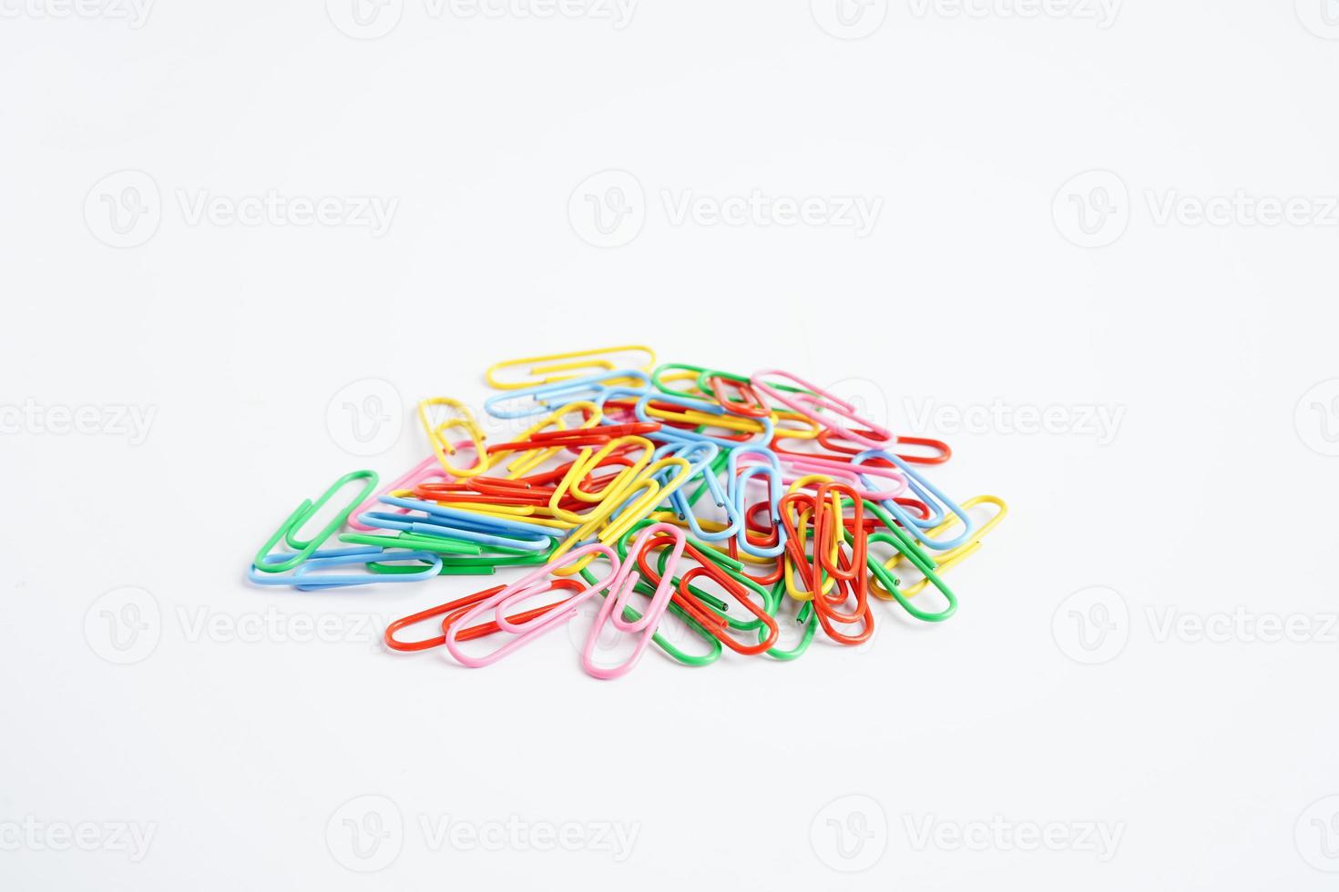 trombones colorés isolés sur fond blanc, matériel de bureau. photo