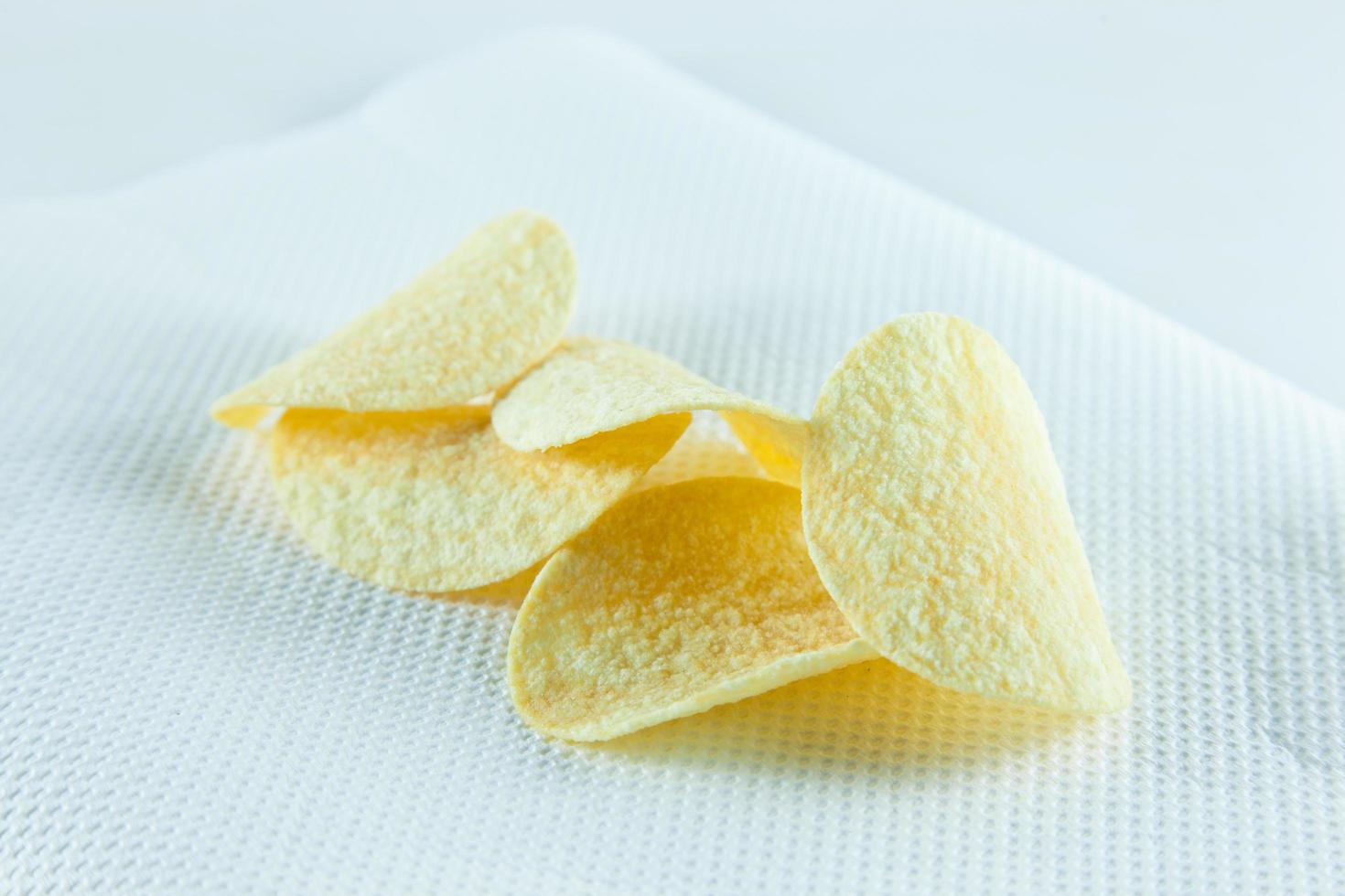 chips de pomme de terre sur tissu photo