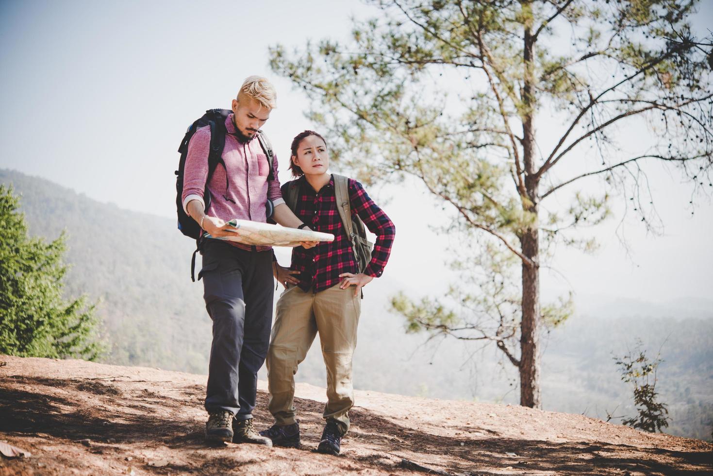 jeune couple de touristes en randonnée vers une montagne photo