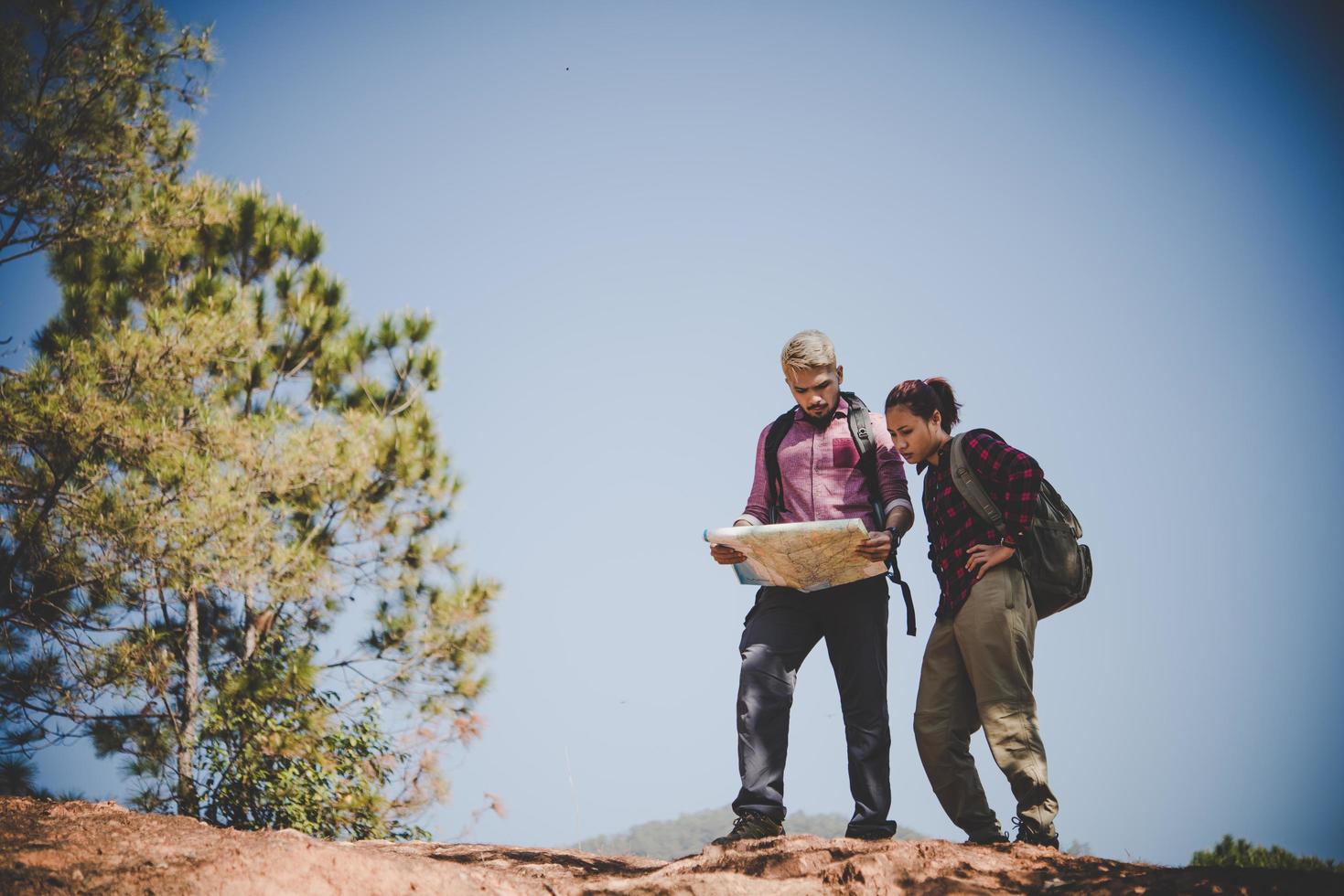 jeune couple de touristes en randonnée vers une montagne photo