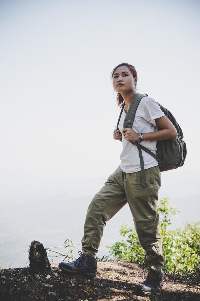 femme voyageur avec sac à dos sur beau paysage d'été photo