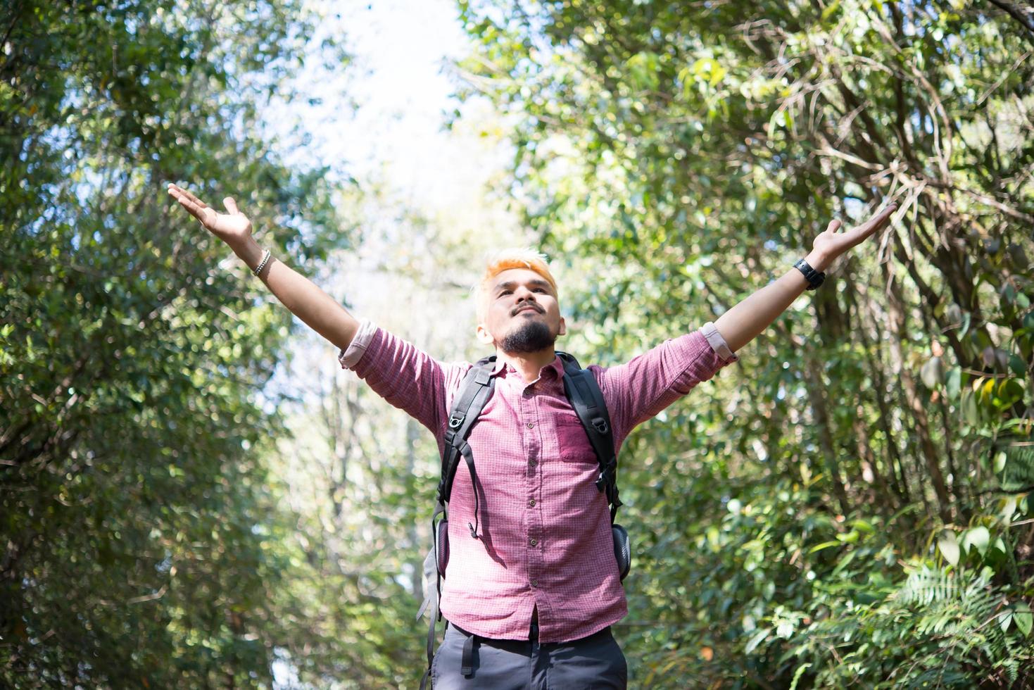 aventure homme randonnée dans les montagnes avec un sac à dos photo