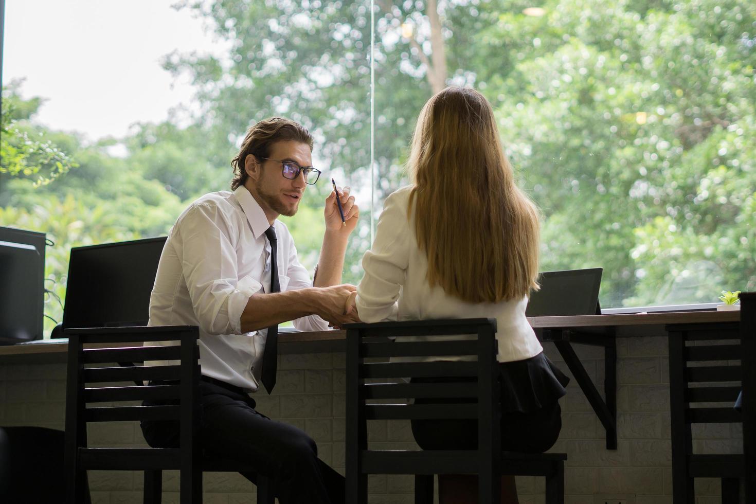 heureux collègues réunis au café photo