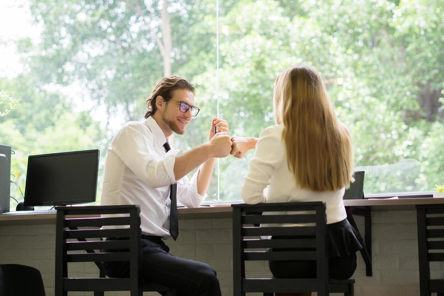 heureux collègues réunis au café photo