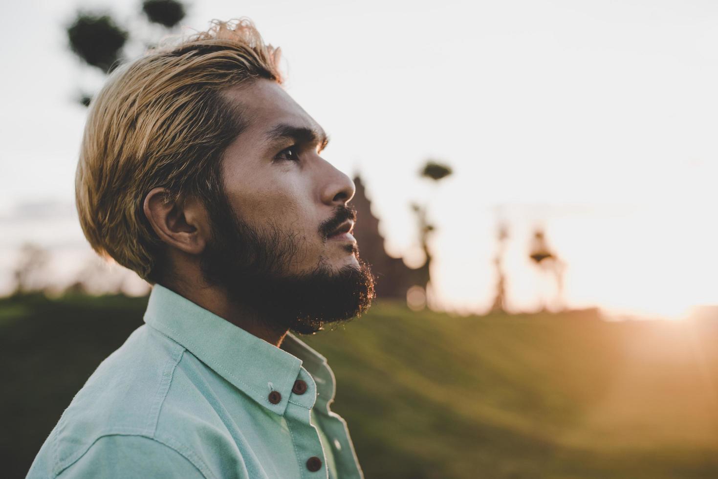 jeune homme hipster debout dans un parc photo