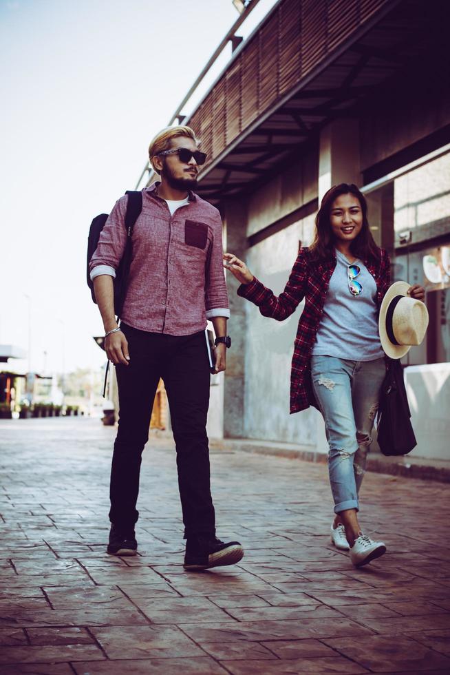 Portrait d'un couple hipster marchant dans la rue photo