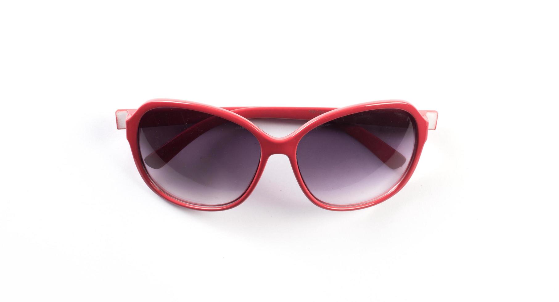 lunettes de soleil rouges isolés sur fond blanc photo