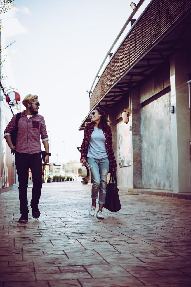 Portrait d'un couple hipster marchant dans la rue photo